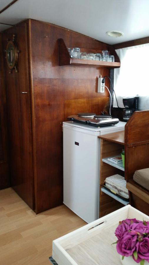 Boat Ella - Kamperen Op Het Water -Niet Om Mee Te Varen -Read Host Profile-Lees Hostprofiel Jutrijp Zewnętrze zdjęcie